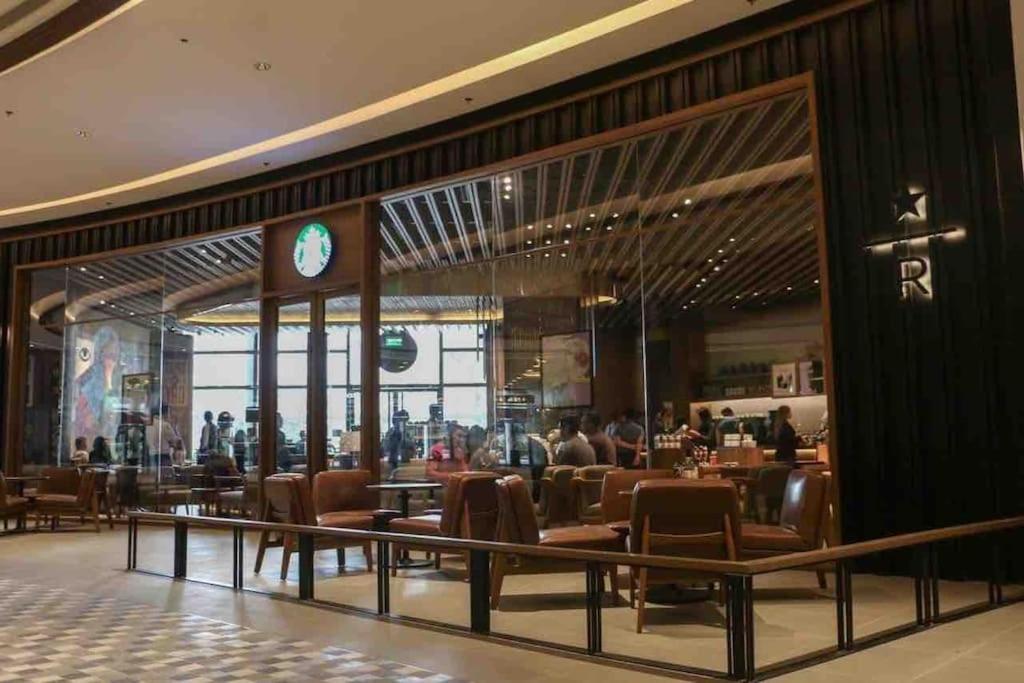 Apartment In Air Residences, Makati With Wifi, Netflix, Pool, Mall And More Manila Esterno foto