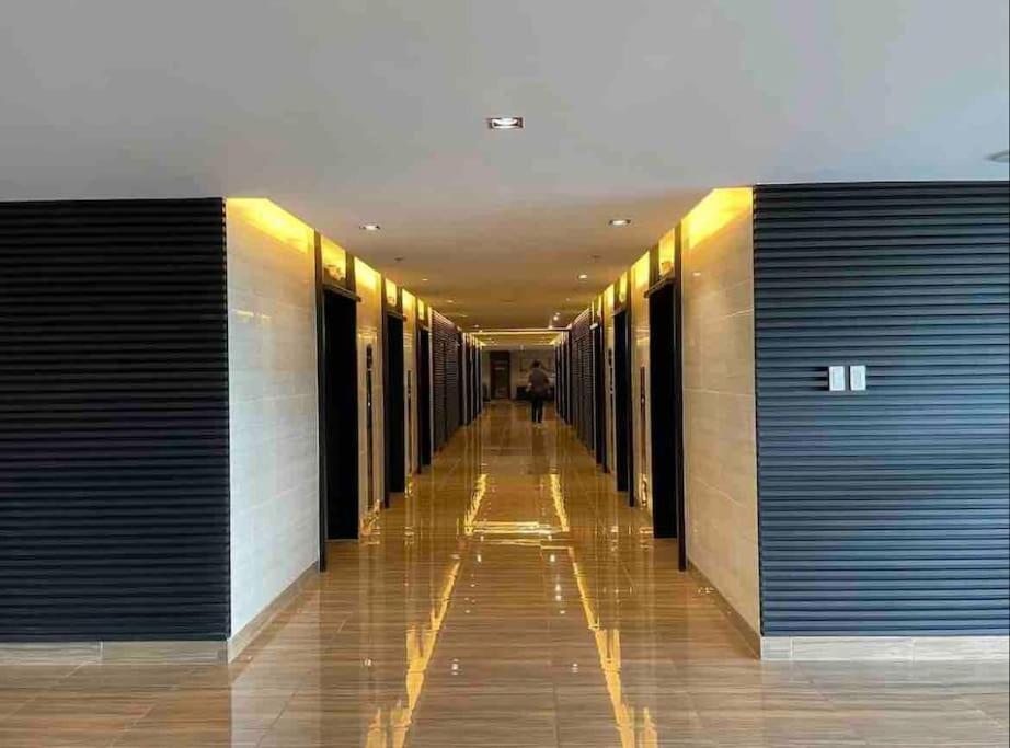 Apartment In Air Residences, Makati With Wifi, Netflix, Pool, Mall And More Manila Esterno foto