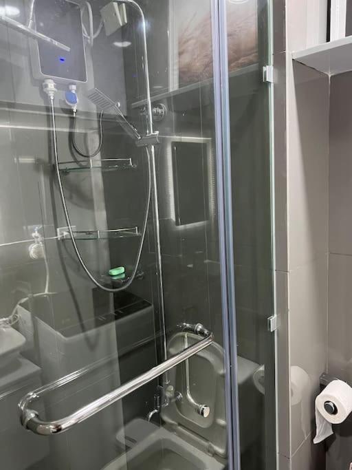 Apartment In Air Residences, Makati With Wifi, Netflix, Pool, Mall And More Manila Esterno foto