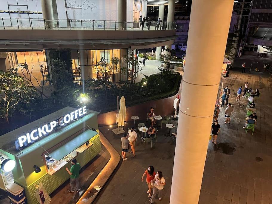 Apartment In Air Residences, Makati With Wifi, Netflix, Pool, Mall And More Manila Esterno foto