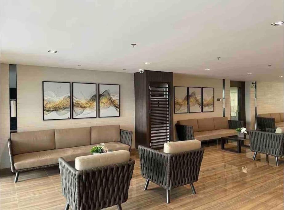 Apartment In Air Residences, Makati With Wifi, Netflix, Pool, Mall And More Manila Esterno foto