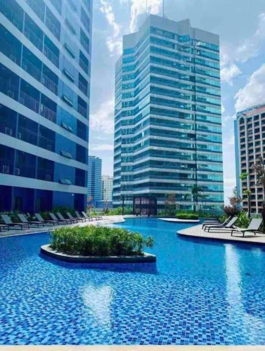 Apartment In Air Residences, Makati With Wifi, Netflix, Pool, Mall And More Manila Esterno foto