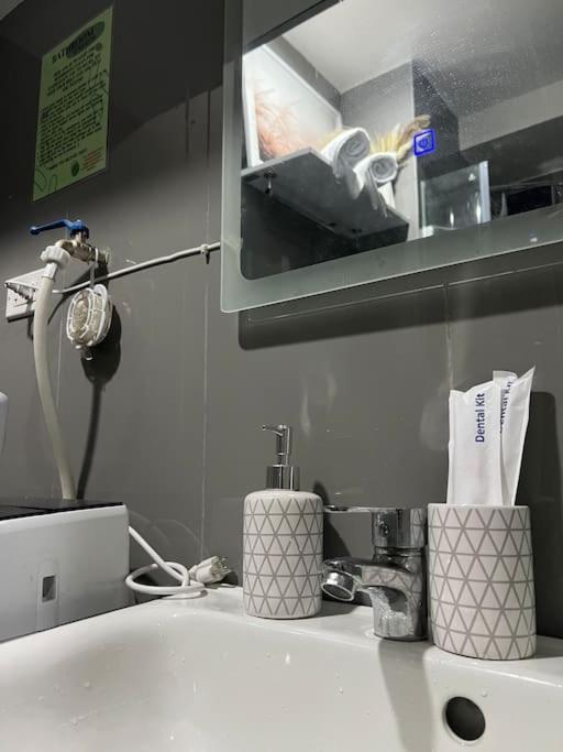 Apartment In Air Residences, Makati With Wifi, Netflix, Pool, Mall And More Manila Esterno foto