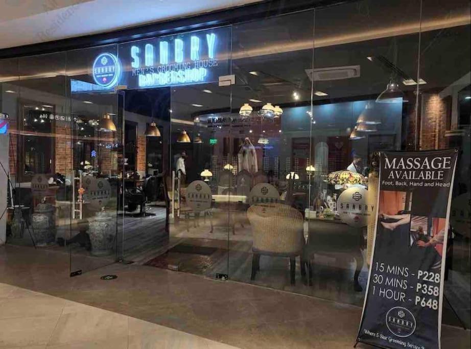 Apartment In Air Residences, Makati With Wifi, Netflix, Pool, Mall And More Manila Esterno foto