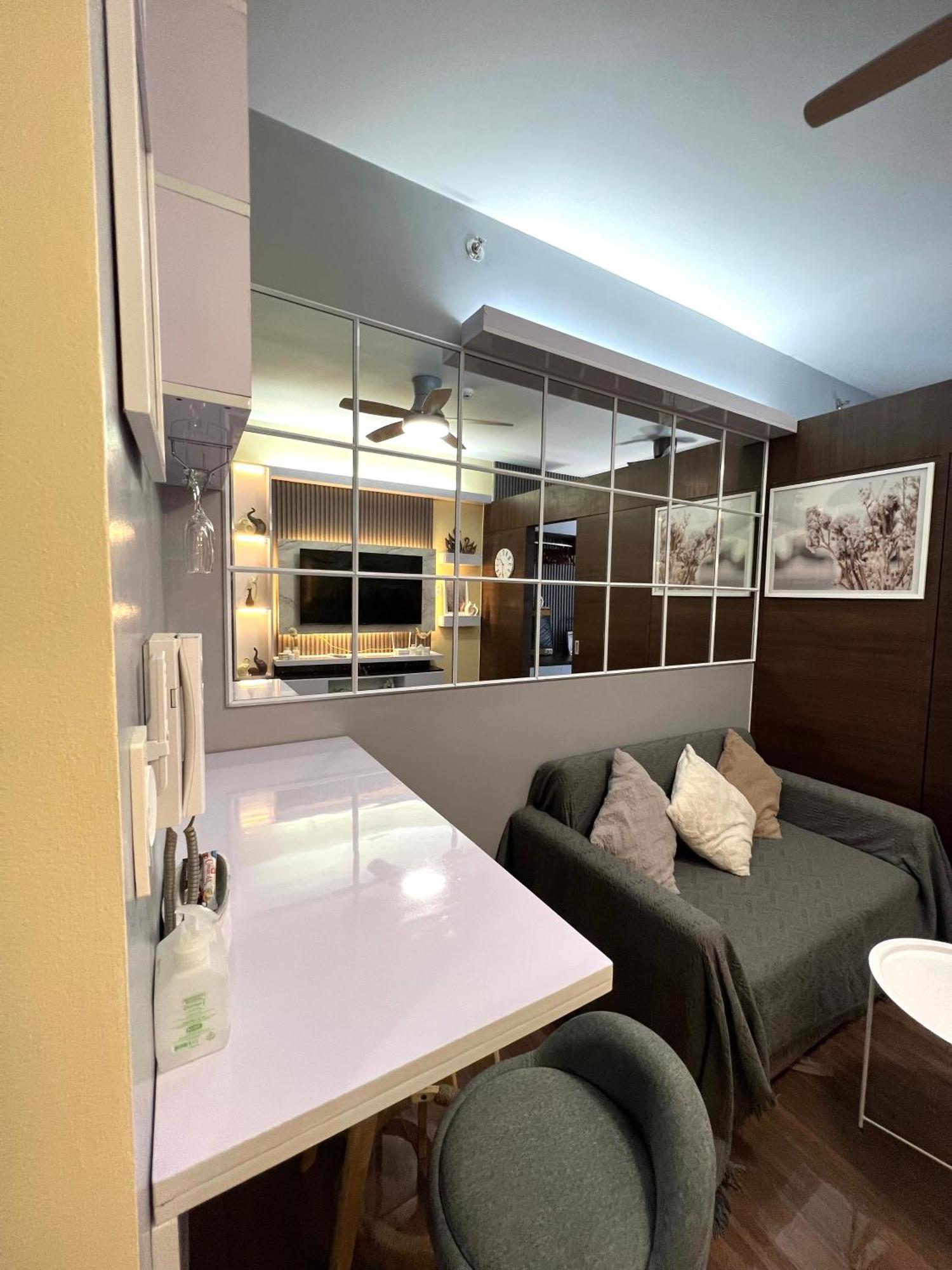 Apartment In Air Residences, Makati With Wifi, Netflix, Pool, Mall And More Manila Esterno foto